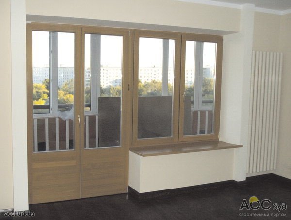 балкон с деревянным окном